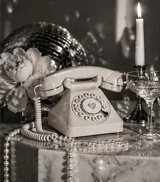 Häufige Fragen zum Audio Gästebuch: Vintage Telefon mit Discokugel, Kerze und Champagnerschale
